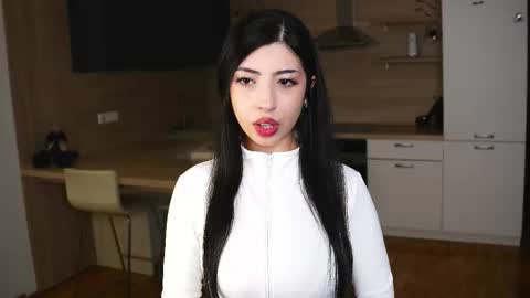 Snapshot of kindraevert chatting on 11/05/25, 05:51 Megan online show from 11/05/25, 05:51