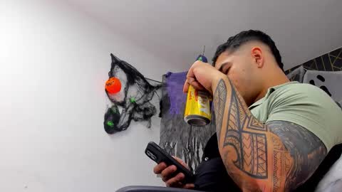 Snapshot of king_falconer chatting on 10/16/25, 01:28 Angel Falconer online show from 10/16/25, 01:28