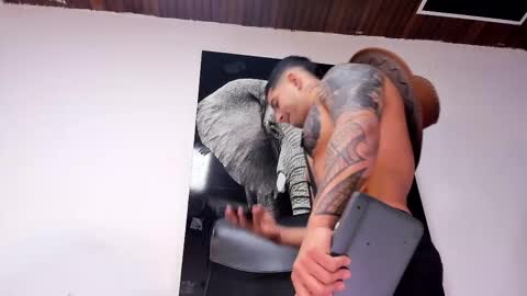 Snapshot of king_falconer chatting on 10/22/25, 01:50 Angel Falconer online show from 10/22/25, 01:50