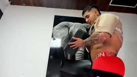 Snapshot of king_falconer chatting on 10/25/25, 03:58 Angel Falconer online show from 10/25/25, 03:58