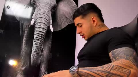 Snapshot of king_falconer chatting on 10/28/25, 03:10 Angel Falconer online show from 10/28/25, 03:10