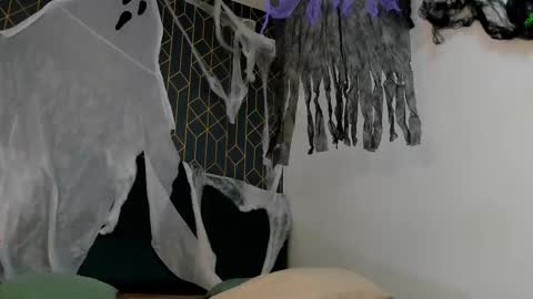 Snapshot of king_falconer chatting on 10/30/25, 02:46 Angel Falconer online show from 10/30/25, 02:46