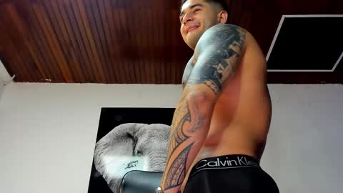 Snapshot of king_falconer chatting on 11/13/25, 12:20 Angel Falconer online show from 11/13/25, 12:20