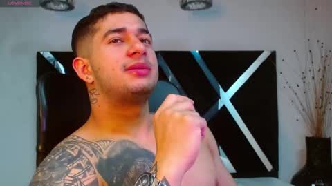 Snapshot of king_falconer chatting on 11/14/25, 01:15 Angel Falconer online show from 11/14/25, 01:15