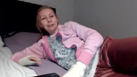 Snapshot of kingandprincess chatting on 10/10/25, 09:03 sexysexyhotwetpinkredpussy online show from 10/10/25, 09:03