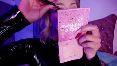 Snapshot of kinkydoll_ chatting on 12/07/24, 08:27 Sara online show from 12/07/24, 08:27