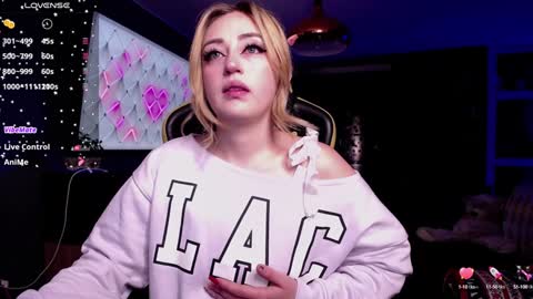 Snapshot of kinkydoll_ chatting on 01/05/25, 03:43 Sara online show from 01/05/25, 03:43