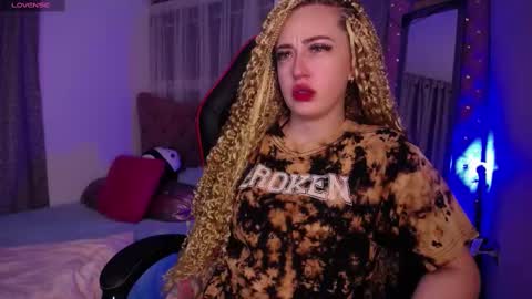 Snapshot of kinkydoll_ chatting on 02/19/25, 04:23 Sara online show from 02/19/25, 04:23