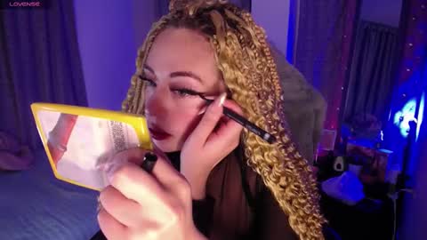 Snapshot of kinkydoll_ chatting on 03/05/25, 11:27 Sara online show from 03/05/25, 11:27