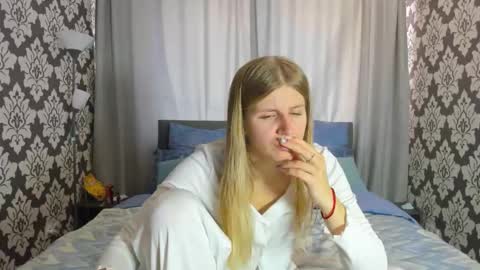 Kira online show from 09/28/25, 12:54