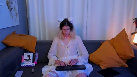 Snapshot of kitsuhi chatting on 09/13/25, 04:07 Jackie online show from 09/13/25, 04:07