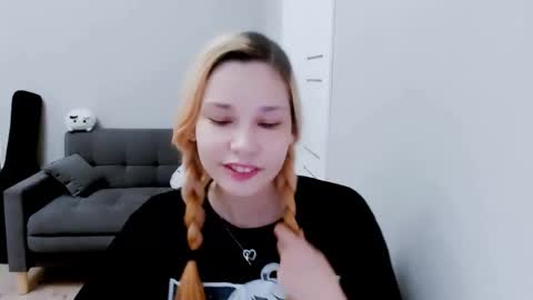 Snapshot of kitten_alisa chatting on 09/13/25, 06:29 Alissa online show from 09/13/25, 06:29