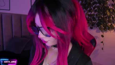 Snapshot of kitty_gang chatting on 09/30/25, 02:49 Camila online show from 09/30/25, 02:49