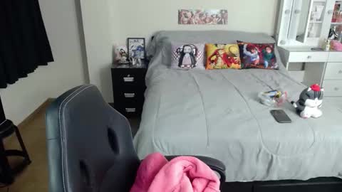 Snapshot of kittykat18x chatting on 10/06/25, 12:30 Isabel online show from 10/06/25, 12:30