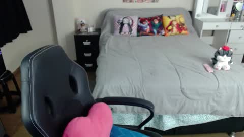 Snapshot of kittykat18x chatting on 10/12/25, 09:36 Isabel online show from 10/12/25, 09:36