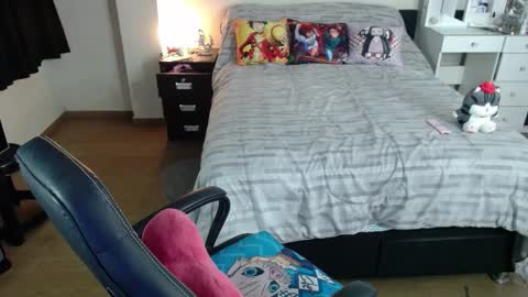 Snapshot of kittykat18x chatting on 10/27/25, 01:09 Isabel online show from 10/27/25, 01:09