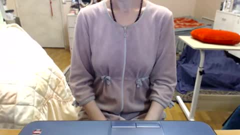 Snapshot of kiuminberry chatting on 11/08/25, 11:32 KiuminBerry online show from 11/08/25, 11:32