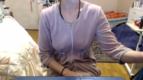 Snapshot of kiuminberry chatting on 11/09/25, 10:24 KiuminBerry online show from 11/09/25, 10:24