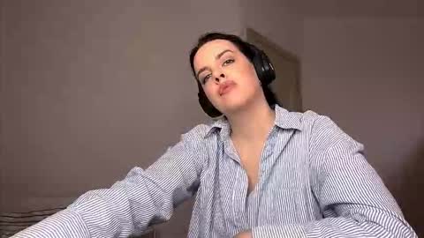 Snapshot of kizzymelonson chatting on 11/15/25, 10:45 Emma online show from 11/15/25, 10:45