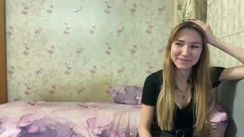 Snapshot of klikerstokens chatting on 01/06/25, 03:08 Louise and Mark online show from 01/06/25, 03:08