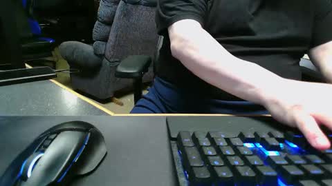 Snapshot of kodiak1974 chatting on 11/30/25, 03:27 Kodiak1974 online show from 11/30/25, 03:27