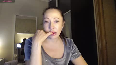 Snapshot of konfettinsk chatting on 11/28/25, 10:18 konfettinsk online show from 11/28/25, 10:18