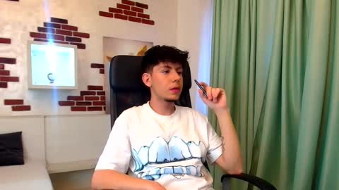 Snapshot of krewvaughn chatting on 10/12/25, 05:06 KrewVaughn online show from 10/12/25, 05:06