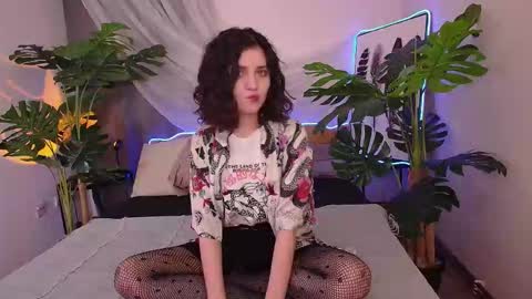 Snapshot of krissy_sins chatting on 11/17/25, 02:12 Krissy online show from 11/17/25, 02:12