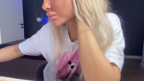 Snapshot of kristy_saint chatting on 09/15/25, 04:01 Kristi online show from 09/15/25, 04:01