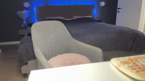 Snapshot of kristy_saint chatting on 10/23/25, 04:12 Kristi online show from 10/23/25, 04:12