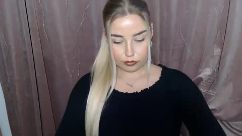 Snapshot of kristyflowers chatting on 12/17/24, 10:01 KristyFlowers online show from 12/17/24, 10:01