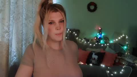 Snapshot of kudesnizza chatting on 12/21/24, 10:50 Annika MTF ts post -op online show from 12/21/24, 10:50