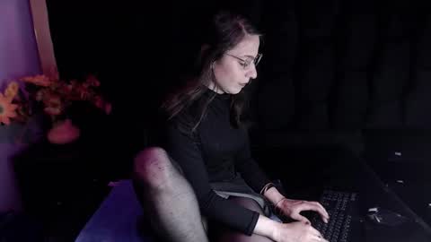 Snapshot of kylie_bloom chatting on 11/16/25, 11:21 kylie_bloom online show from 11/16/25, 11:21