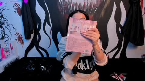 Snapshot of kylie_foxx1 chatting on 12/28/24, 07:33 submissive demon Please help me to reach 500 thumbs up online show from 12/28/24, 07:33