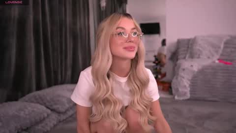 Snapshot of kyliejoyce chatting on 10/21/25, 08:09 Kylie online show from 10/21/25, 08:09