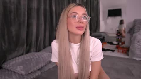 Snapshot of kyliejoyce chatting on 10/28/25, 09:17 Kylie online show from 10/28/25, 09:17