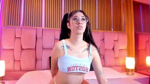 Snapshot of kyliie_jones chatting on 11/28/25, 04:31 KYLIE online show from 11/28/25, 04:31