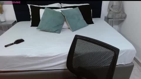 Snapshot of kyliiebaker chatting on 10/15/25, 10:15 Kylie online show from 10/15/25, 10:15