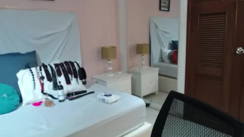 Snapshot of kyliiebaker chatting on 11/06/25, 11:22 Kylie online show from 11/06/25, 11:22