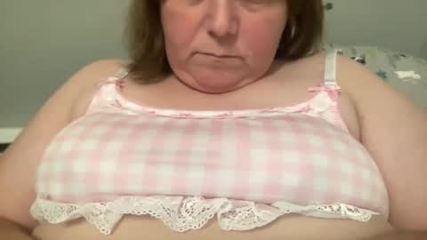 Snapshot of kylorencat chatting on 11/17/25, 06:46 KYLO online show from 11/17/25, 06:46