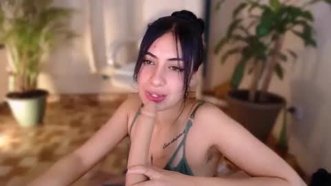 Snapshot of l_e_a chatting on 12/14/24, 05:18 l_e_a online show from 12/14/24, 05:18