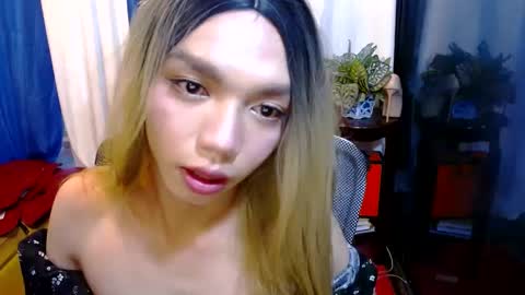 Snapshot of la_ura chatting on 01/10/25, 11:18 Laura online show from 01/10/25, 11:18