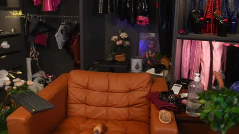 Snapshot of lacie_le_beauty chatting on 12/27/24, 08:18 Latex Lacie online show from 12/27/24, 08:18