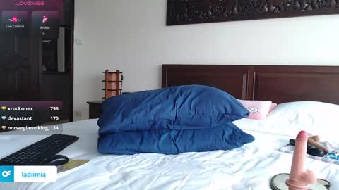 Mia online show from 12/05/24, 01:36