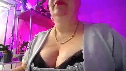 Snapshot of lady_gloria chatting on 01/23/25, 05:45 Lady Gloria online show from 01/23/25, 05:45