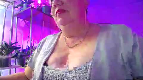 Snapshot of lady_gloria chatting on 10/27/25, 02:32 Lady Gloria online show from 10/27/25, 02:32