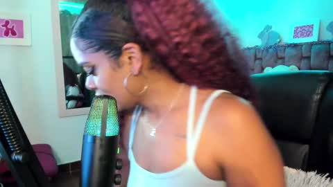Snapshot of ladydanniela chatting on 12/18/24, 02:42 leidy daniela online show from 12/18/24, 02:42