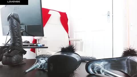 Snapshot of ladyperfection chatting on 10/10/25, 05:45 MistressMILA online show from 10/10/25, 05:45