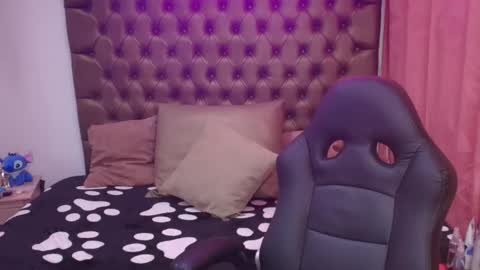 Snapshot of lailahdark chatting on 11/19/25, 04:45 Camila online show from 11/19/25, 04:45