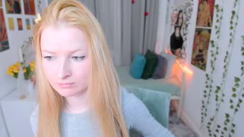 Snapshot of laly_peach chatting on 12/24/24, 07:00 Laly online show from 12/24/24, 07:00